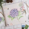 Kroužkové scrapbookové album Wrendale Designs – hortenzie
