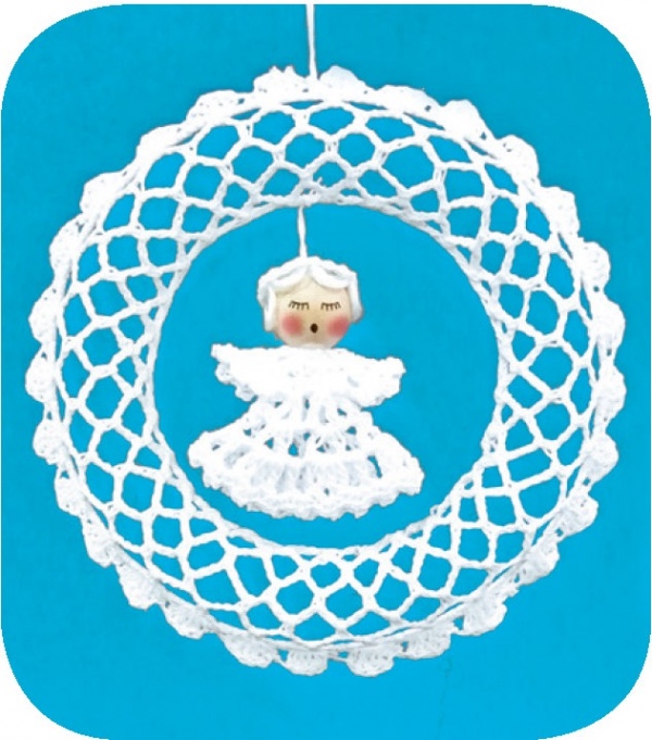 Háčkovaný věnec s andělem 15 cm