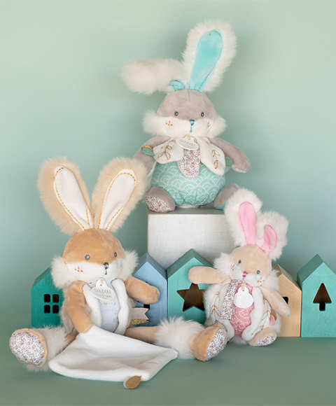 Levně Doudou Hračka zajíček s chrastítkem a úchytem na dudlík 21 cm