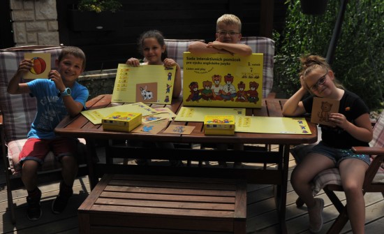 Sada interaktivních pomůcek pro 1. ročník LISTEN AND PLAY With teddy bears! A-12